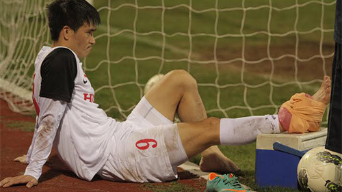 Va chạm với đồng đội, Công Vinh ngồi ngoài 2 tháng